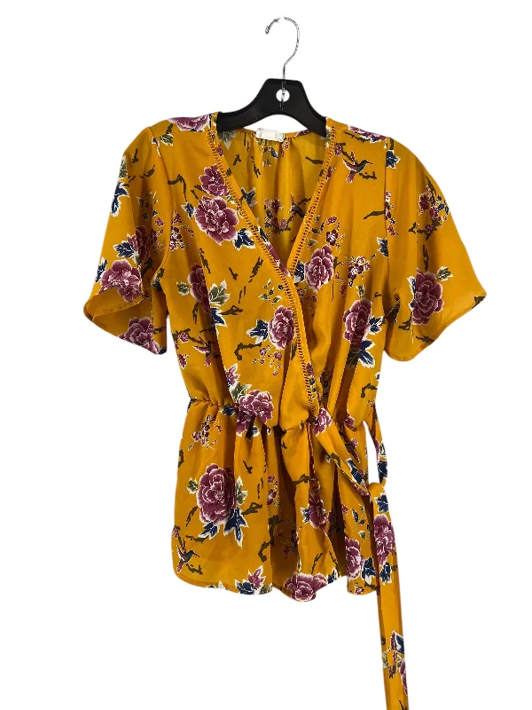 Top Short Sleeve By Sienna Sky In Yellow, Size: M